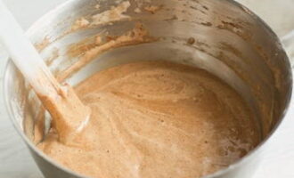 Sikta mjölet i en separat behållare, blanda det med läsk, stärkelse och kakaopulver. Tillsätt torra ingredienser till ägg- och sockerblandningen. Använd en spatel eller sked för att försiktigt röra från botten till toppen.