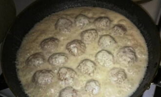 A continuació, aboqueu el plat amb crema agra i deixeu-lo coure a foc lent durant uns 20 minuts. Podeu cobrir-lo amb una tapa. A continuació, aboqueu el plat amb crema agra i deixeu-lo coure a foc lent durant uns 20 minuts. Podeu cobrir-lo amb una tapa.