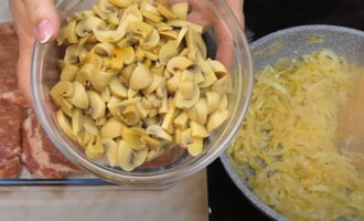 Susunod, kaagad pagkatapos ng bawang, ibuhos ang mga mushroom sa kawali. Maaari kang kumuha ng anumang mushroom, maliban sa mga adobo. Iprito ang lahat ng halos 3 minuto.