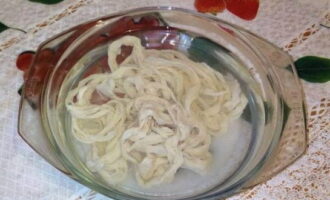 เราล้างลำไส้หมูแล้วแช่ในน้ำอุ่นประมาณ 30 นาที