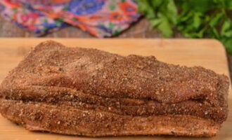 Pahiran ang brisket sa lahat ng panig ng maanghang na paghahanda.