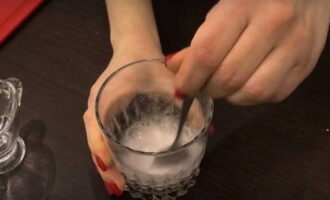 Vi släcker läsken i ett glas med vinäger och häller den i en skål med degen.