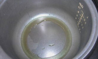 Aboqueu una petita quantitat d'oli vegetal al bol multicooker i repartiu-lo per la part inferior i les parets. La manera més còmoda de fer-ho és amb un raspall de silicona.
