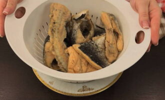 Quan la carn del peix s'hagi refredat, traieu-la dels ossos.