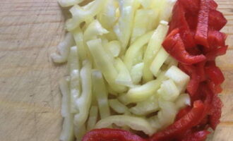 Was de paprika, verwijder de zaadjes en snij in reepjes.