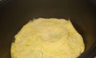 We voeren de nodige instellingen in: laat de toekomstige omelet sudderen (ongeveer 30-35 minuten) op een temperatuur van 90 graden.