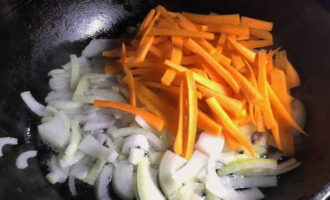 Mentre el brou agafa el gust de la col, no dubtem a preparar el sofregit. Piqueu les cebes i les pastanagues el més fines possibles i poseu-les en una paella escalfada amb oli. Fregiu fins que les pastanagues estiguin daurades i toves.