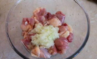 วางไก่ในภาชนะที่เหมาะสม ใส่หัวหอมสับ กระเทียม พริกไทย และเกลือตามชอบ ผสมทุกอย่างให้เข้ากันเพื่อให้เนื้อเต็มไปด้วยส่วนผสมของหัวหอม