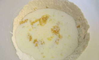 Escalfeu lleugerament la llet a foc lent i aboqueu-la al mateix recipient amb tots els ingredients.