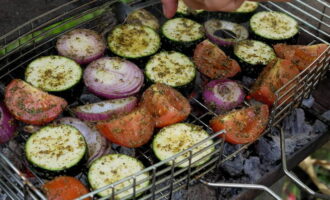 Efter denna tid, placera grönsakerna på grillen och håll i 5-10 minuter på ena sidan.