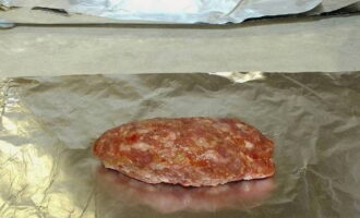 După acest timp, începem să formăm carnea tocată în cârnați care nu au dimensiuni foarte mari. Transferăm toate semifabricatele formate în folie și le împachetăm, apoi le lipim pe frigărui. Coaceți pe grătar timp de 20-25 de minute, întorcându-se constant. După acest timp, începem să formăm carnea tocată în cârnați care nu au dimensiuni foarte mari. Transferăm toate semifabricatele formate în folie și le împachetăm, apoi le lipim pe frigărui. Coaceți pe grătar timp de 20-25 de minute, întorcându-se constant.