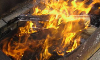 Aprindem lemne de foc în grătar.
