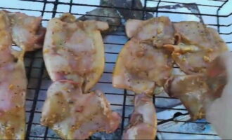 Encendre un foc a la graella i deixar que cremi fins que la llenya es converteixi en carbó. Col·loqueu els calamars marinats a la graella i deixeu-los coure durant no més de 5 minuts per cada costat. Gireu periòdicament.