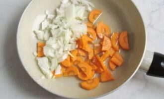 Låt oss börja förbereda grönsakerna. Tvätta morötterna och löken noggrant. Skär löken i små bitar. Skär morötterna i halva ringar. Det är inte en obligatorisk ingrediens för fisksoppa. Men utan morötter kommer färgen på buljongen att bleka och förlora sin rikedom. Låt stekpannan bli varm. Tillsätt vegetabilisk olja till den. Fräs lök och morötter. Ett tecken på beredskap kommer att vara den gyllene färgen på grönsakerna. 