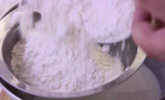 Faina trebuie cernuta. Începem să-l introducem în porții mici în aluatul nostru. Se amestecă bine. Aluatul trebuie să fie foarte moale. Verificați să nu se lipească de mâini și să fie ușor de frământat. Vă rugăm să rețineți că greutatea făinii indicată în ingrediente este întotdeauna aproximativă. Este necesar să se monitorizeze consistența aluatului. Daca este lichida mai poti adauga faina cernuta. Cu toate acestea, dacă a devenit deja ca o piatră, atunci nu o puteți face mai lichidă. Trebuie doar să arunci acest aluat. 