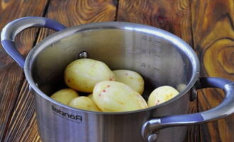 Com cuinar deliciosament patates amb xampinyons al forn? Rentar les patates, pelar i coure durant 10-15 minuts. Com cuinar deliciosament patates amb xampinyons al forn? Rentar les patates, pelar i coure durant 10-15 minuts.