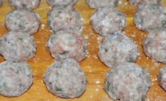 Tornem a la carn picada. En fem boletes petites i les enrotllem per farina.