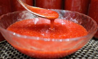 Giet het mengsel in potten en dek af met deksels. Wij zetten het in de koelkast. Serveer verse aardbeien met suiker bij pannenkoeken of theetaart.