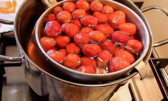 Plaats een fijne zeef op een lege pan en zeef de compote. Giet suiker en citroenzuur in de aardbeienvloeistof. Mengen. 