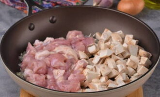 เพิ่มชิ้นไก่และเห็ดสับลงในหัวหอม