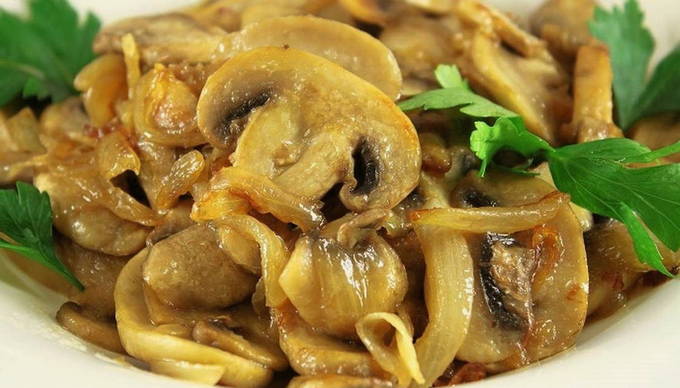 Champignons กับหัวหอมในกระทะ