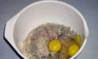 Doe het zachte brood in een kom, het gehakt in een vleesmolen gedraaid, voeg zout, peper toe en klop het ei erdoor. Meng alle ingrediënten goed.