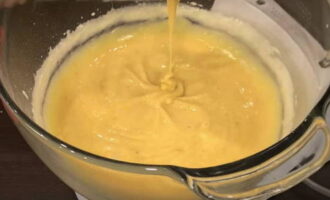 Häll i mjölet (sikta det i förväg). Blanda. Vispa degen med en mixer tills den är slät. Låt stå i 5 minuter.