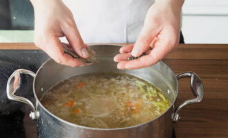 Giet de aardappelen in de pan met de bouillon en de groenten. Breng aan de kook en laat 5 minuten op het vuur staan. Vervolgens sturen we zwart en piment, laurier. Zout. Kook nog eens 10 minuten.