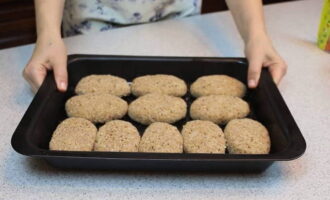 Col·loqueu totes les costelles en una safata de forn profunda i poseu-les al forn preescalfat a 180 °C durant 15-20 minuts. 