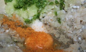 Voeg nu rode en zwarte peper toe, kruiden voor vis en begin het gehakt te kneden. Je zou een homogene massa moeten krijgen. Laten we nu beginnen met het vormen van de schnitzels. Wij maken kleine platte koeken. We proberen ze compact te maken, zodat ze tijdens het kookproces niet uit elkaar vallen.