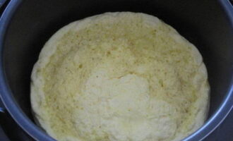 Plaats het formulier met de inhoud terug in de multicooker. Sluit het deksel. Bak tot het klaar is. 