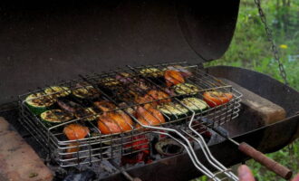 Vänd sedan på grillen med grönsaker och stek på andra sidan. Vi kontrollerar grönsakernas beredskap och behåller dem vid behov längre.