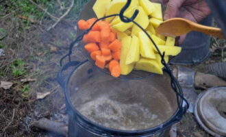 Submergeix les patates i les pastanagues en el brou de peix. Coure uns 30 minuts.