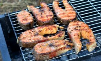 Lägg den marinerade fisken på grillen och stek ca 10 minuter på varje sida.