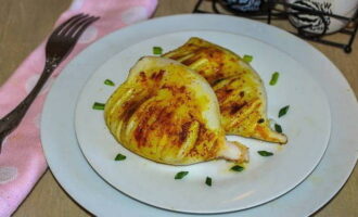 Traieu amb cura el kebab acabat de la graella i poseu-lo en un plat gran. Serviu amb herbes, salsa dolça o verdures de temporada.