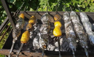 A continuació, traieu el paper d'alumini i deixeu les broquetes amb patates al foc un parell de minuts més: això permetrà que les patates es daurin. Si voleu una crosta garantida, la propera vegada primer podeu posar les patates pelades en aigua freda durant una hora: així us desferreu del midó i obtindreu una crosta daurada. Les patates a les broquetes a la planxa ja estan a punt: el millor és servir-les amb verdures fresques. Bona gana! 