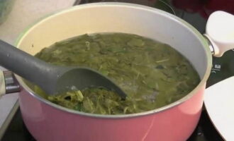 Remenant constantment, blanqueu l'alceta durant no més d'un minut. No necessitem bullir-lo. Després de blanquejar-se, el sorrel canviarà de color de verd intens a oliva.