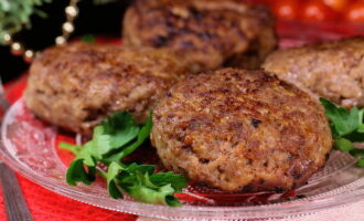 Tapetați o foaie de copt cu hârtie de copt sau ungeți-o cu ulei de floarea soarelui. Așezăm spațiile libere la distanță unul de celălalt. Preîncălziți cuptorul la 180 de grade și așteptați 20 de minute pentru cotlet de vită. Poftă bună! 