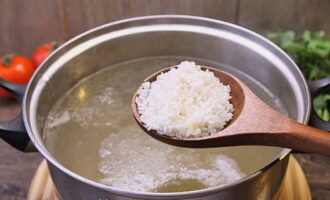 Vo sạch gạo và ngâm trong nước dùng đang sôi.