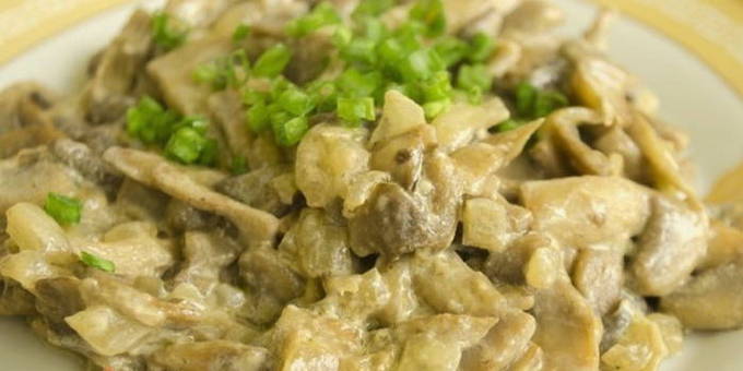 Champignons ในครีมเปรี้ยวในกระทะ
