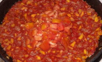 Hem de posar el tomàquet en aigua bullint. Després d'això, podem treure-li fàcilment la pell. Talleu el tomàquet a trossos petits. Afegiu-los a les verdures i la pasta de tomàquet i deixeu-los coure a foc lent fins que estiguin bullits. 