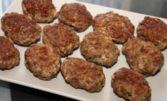 Ang mga makatas na homemade cutlet na may maliwanag na crust ay handa na. Ihain sila sa mesa!