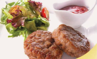 Pagkatapos ng inilaang oras, alisin ang mga cutlet sa oven at ihain kasama ng anumang side dish.