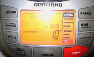 Tanqueu la tapa del multicooker i, al tauler de control, configureu el mode de fregir o de coure amb un temporitzador de 10 minuts.