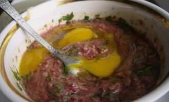 Batre els ous a la massa de fetge, afegir sal i pebre i barrejar bé.