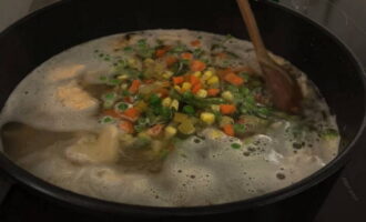 Passat aquest temps, afegiu les verdures a la paella amb el brou de peix i deixeu-ho coure durant 15-20 minuts fins que tots els ingredients estiguin ben cuits.