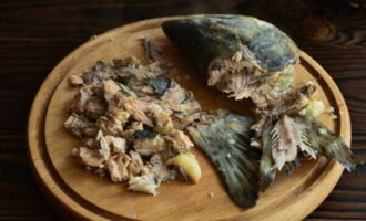 Efter denna tid tar du bort fisken, separerar den från benen och skär den i slumpmässiga bitar. Du kan hacka en del av fisken och skära den andra i större bitar.