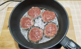 Värm vegetabilisk olja i en stekpanna och lägg köttfärsen på den med en matsked.