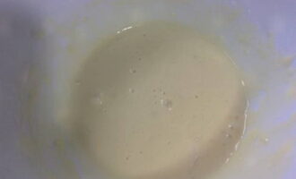 Deeg voorbereiden voor dumplings. Meng hiervoor bloem, ei en mayonaise in een handige container. We raspen de knoflook of halen hem door een pers en sturen hem naar de massa. Meng alles grondig tot een gladde massa. Het deeg moet de consistentie hebben van dikke zure room.