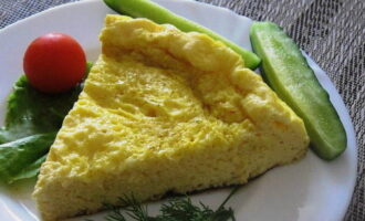 Laat het 10-15 minuten trekken en serveer. De omelet wordt gestoomd: als alles goed is gedaan, wordt hij luchtig en erg lekker. Ook voor ontbijt of diner is dit een voedzaam en gezond gerecht. 